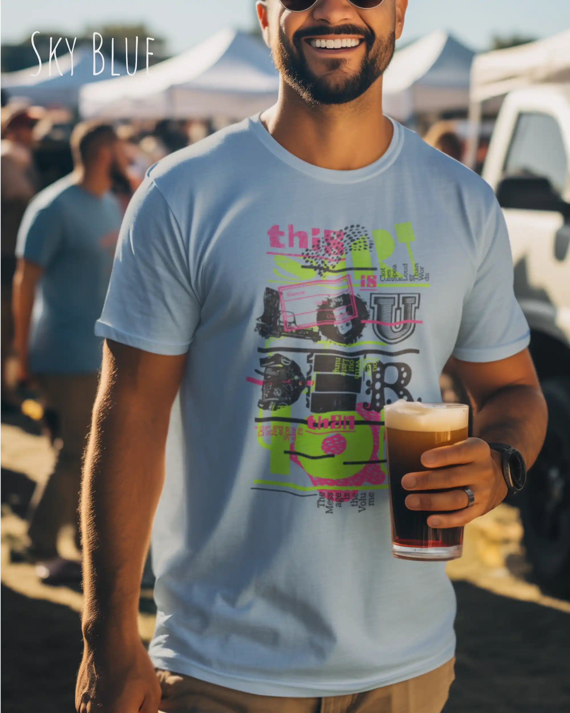 Mann trägt das leichte Sommer T-Shirt aus Baumwolle AWDis 150 T in der Farbe SKY BLUE mit dem Design LOUDER auf der Brust.