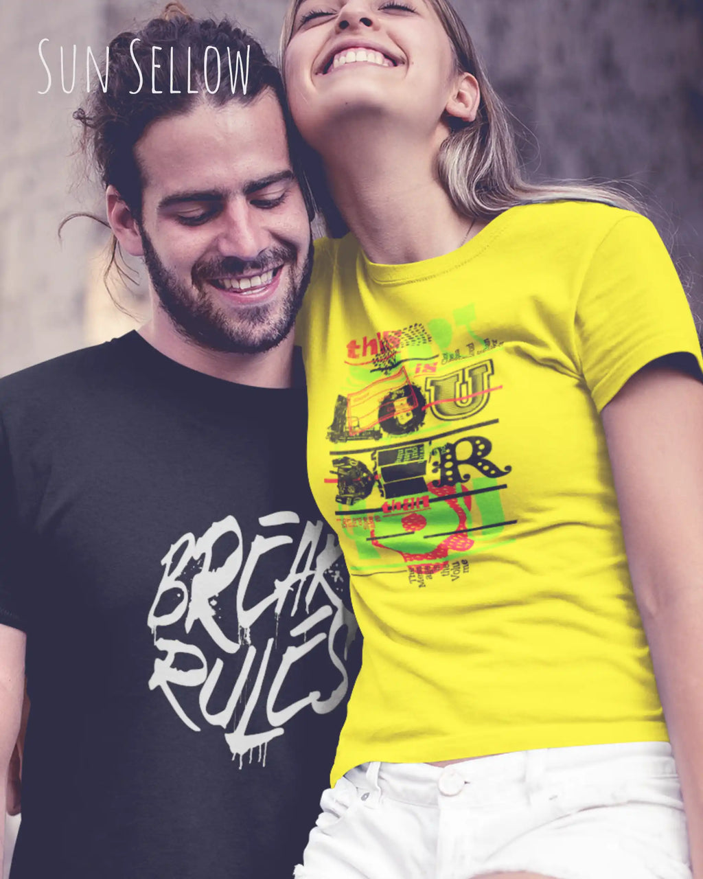 Junge Frau trägt das leichte Sommer T-Shirt aus Baumwolle AWDis 150 T in der Farbe SUN YELLOW mit dem Design LOUDER auf der Brust.