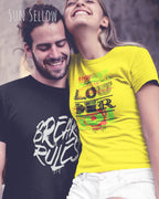 Junge Frau trägt das leichte Sommer T-Shirt aus Baumwolle AWDis 150 T in der Farbe SUN YELLOW mit dem Design LOUDER auf der Brust.