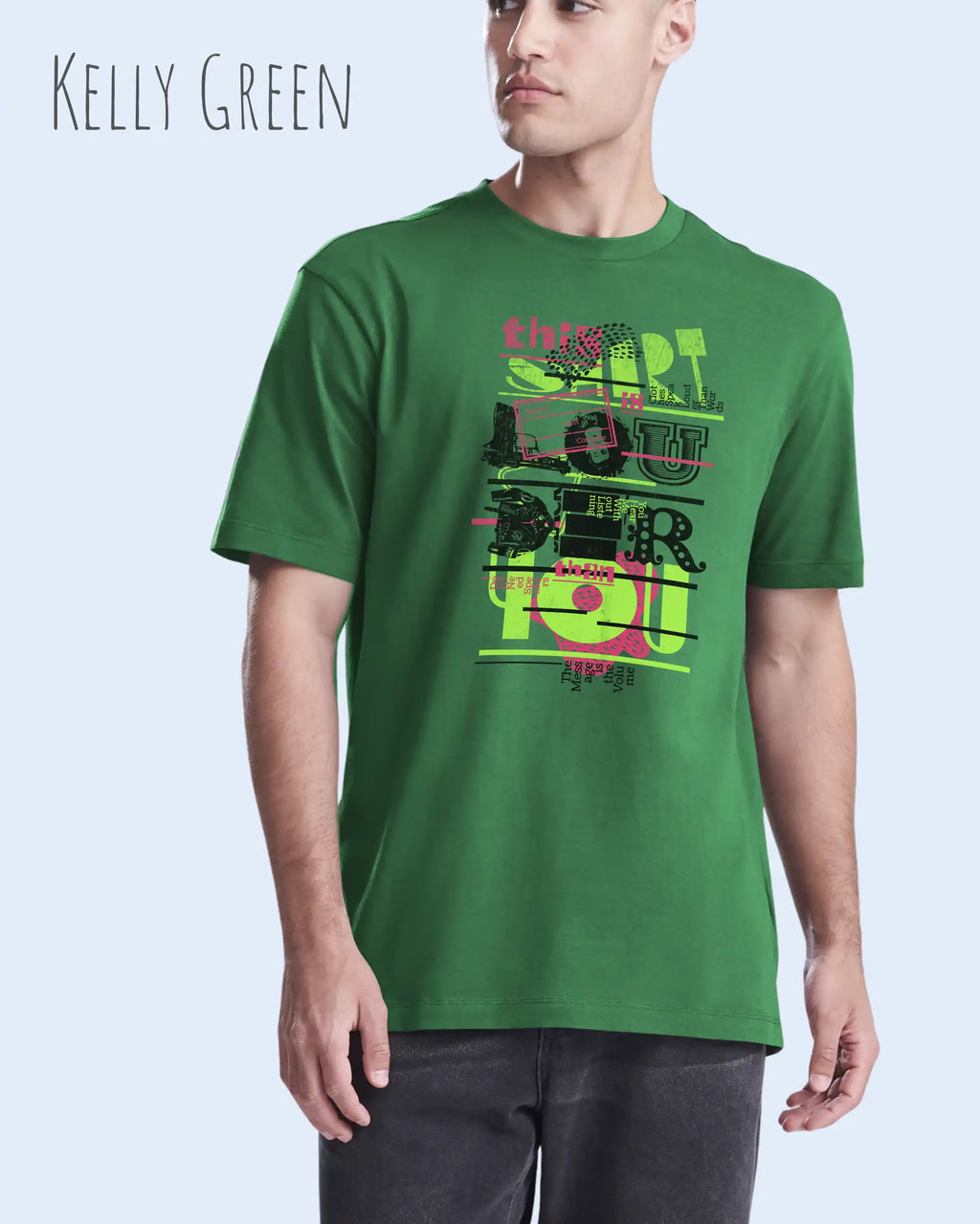 Mann  trägt das leichte Sommer T-Shirt aus Baumwolle AWDis 150 T in der Farbe KELLY GREEN mit dem Design LOUDER auf der Brust.