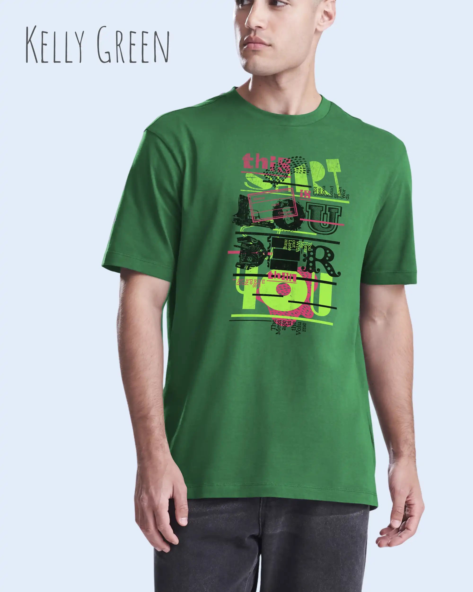 Mann  trägt das leichte Sommer T-Shirt aus Baumwolle AWDis 150 T in der Farbe KELLY GREEN mit dem Design LOUDER auf der Brust.