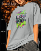 Frau trägt das Heavyweight Oversized T-Shirt AWDis 240 T in der Farbe aheather grey mit dem Design LOUDER auf der Brust.