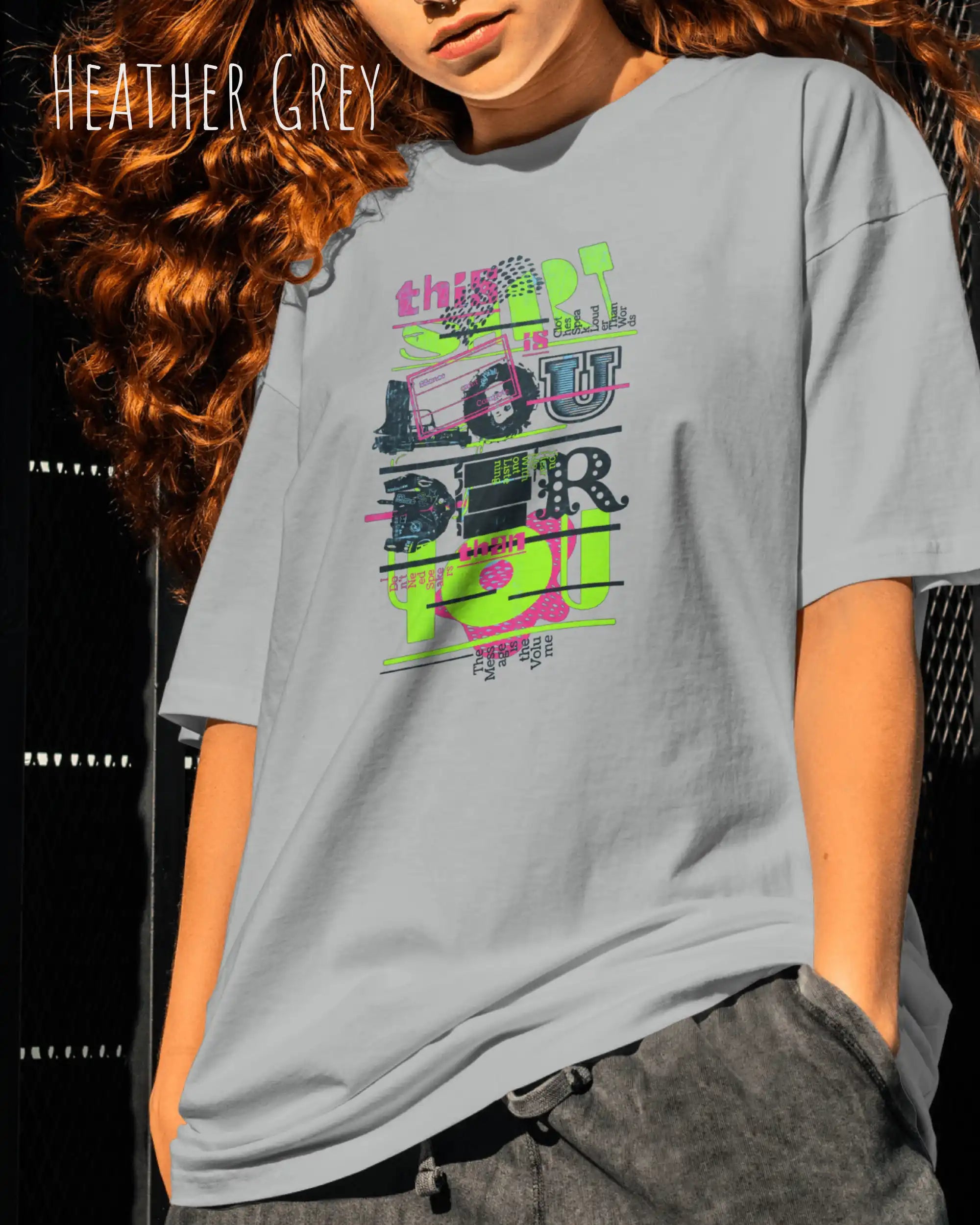 Frau trägt das Heavyweight Oversized T-Shirt AWDis 240 T in der Farbe aheather grey mit dem Design LOUDER auf der Brust.