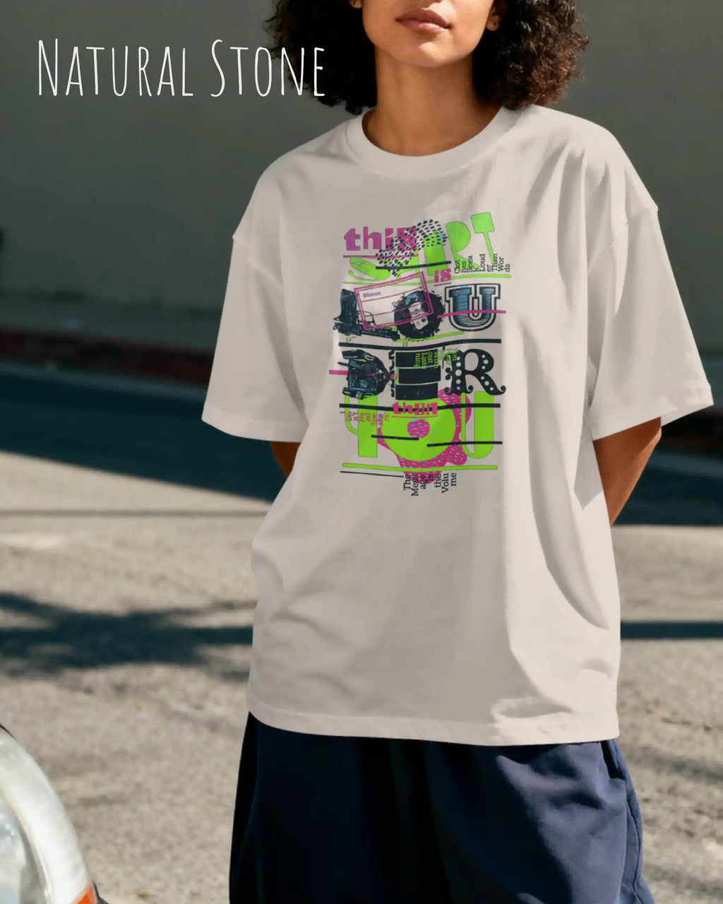 Frau trägt das Heavyweight Oversized T-Shirt AWDis 240 T in der Farbe natural stone mit dem Design LOUDER auf der Brust.