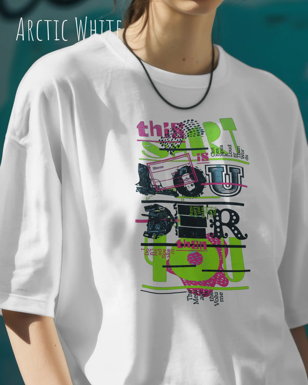 Junge Frau trägt das Heavyweight Oversized T-Shirt AWDis 240 T in der Farbe arctic white mit dem Design LOUDER auf der Brust.