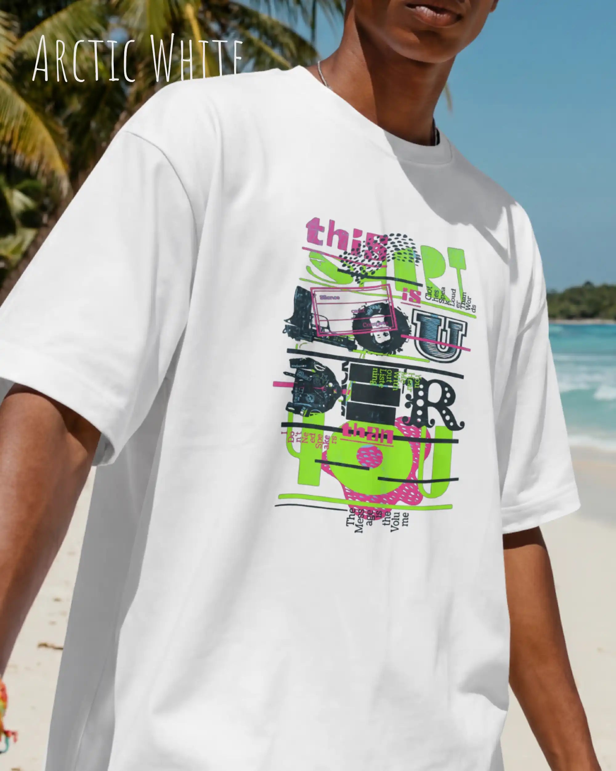 Mann am Strand  trägt das Heavyweight Oversized T-Shirt AWDis 240 T in der Farbe arctic white mit dem Design LOUDER auf der Brust.