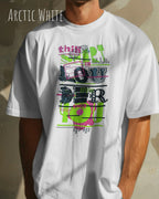 Mann trägt das Heavyweight Oversized T-Shirt AWDis 240 T in der Farbe arctic  white mit dem Design LOUDER vorne auf der Brust.