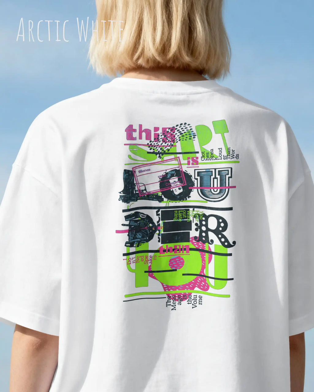 Frau trägt das Heavyweight Oversized T-Shirt AWDis 240 T in der Farbe arctic white (weiss)  mit dem Design LOUDER auf dem Rücken.