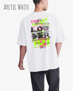 Mann trägt das Heavyweight Oversized T-Shirt AWDis 240 T in der Farbe aheather grey mit dem Design LOUDER auf der Rückseite.