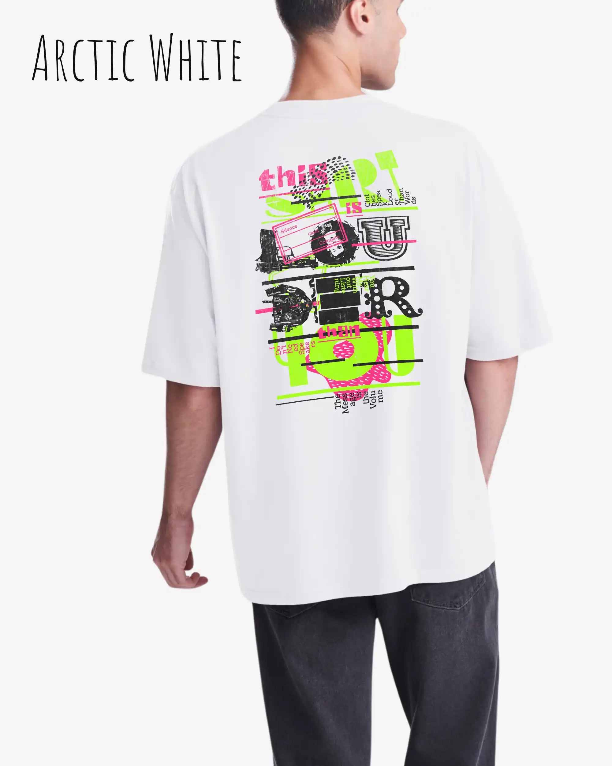 Mann trägt das Heavyweight Oversized T-Shirt AWDis 240 T in der Farbe aheather grey mit dem Design LOUDER auf der Rückseite.