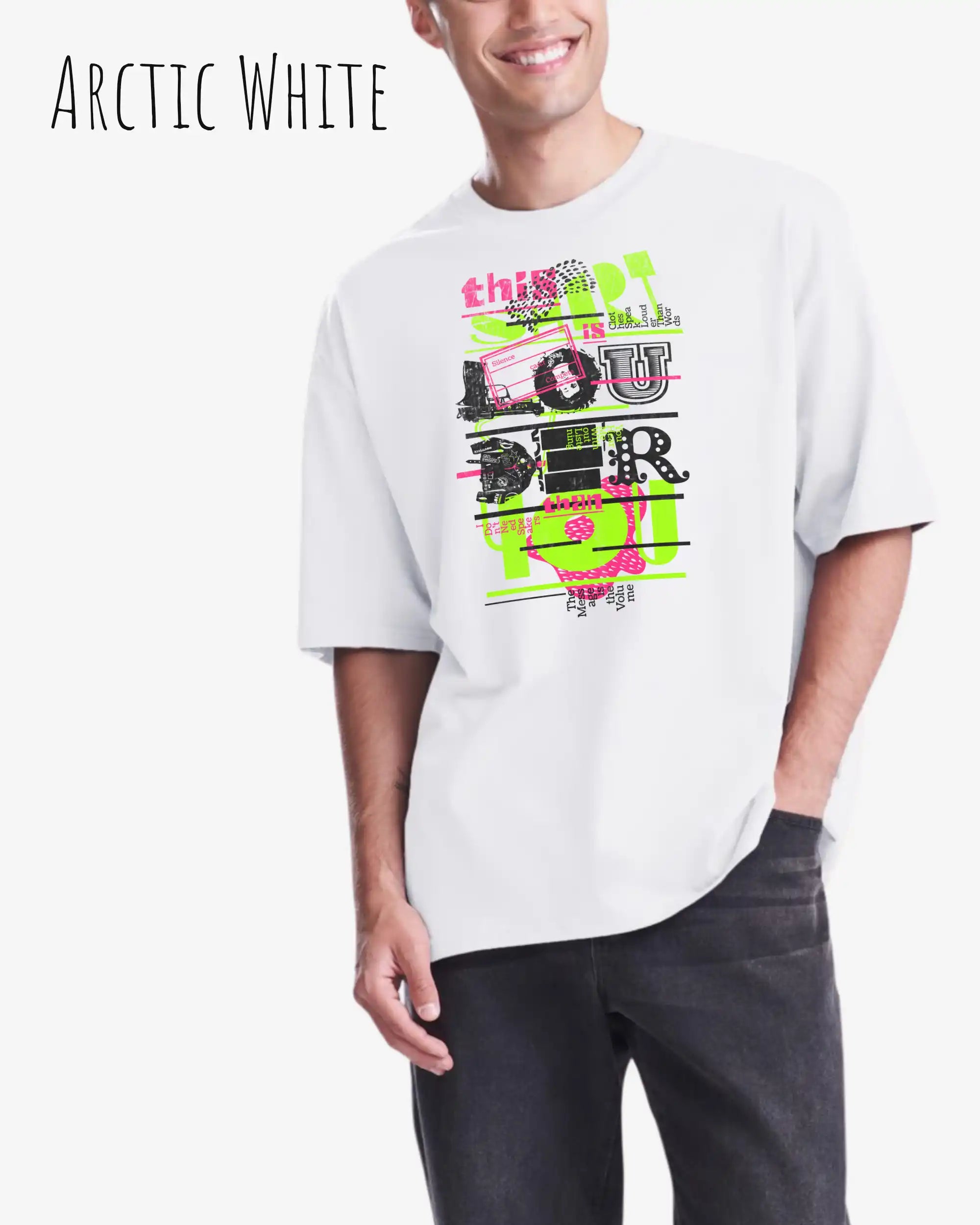Mann trägt das Heavyweight Oversized T-Shirt AWDis 240 T in der Farbe arctic white mit dem Design LOUDER auf der Vorderseite.