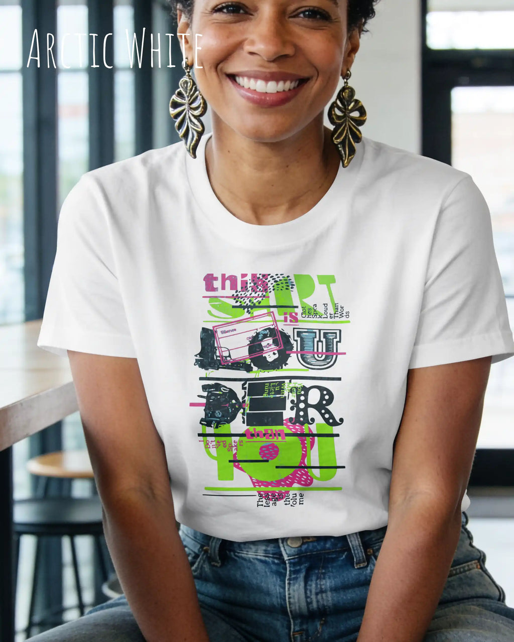 lächelnde frau trägt ein design-t-shirt mit tailliertem schnitten der farbe arctic white mit dem Motiv "this shirt is louder ..."