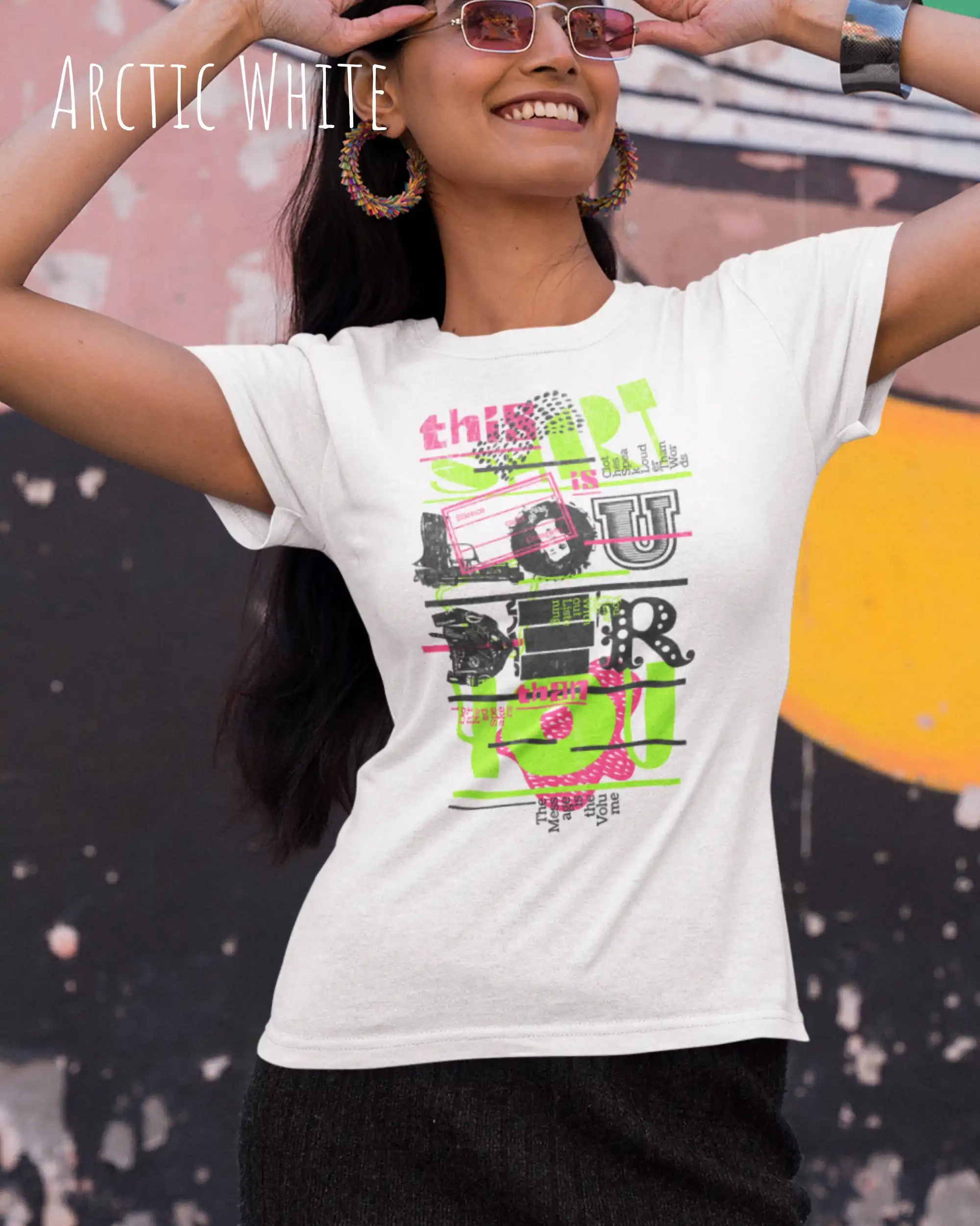 junge frau trägt ein design-t-shirt mit tailliertem schnitten in der farbe arctic white mit dem Motiv "this shirt is louder ..." vorne auf der brust