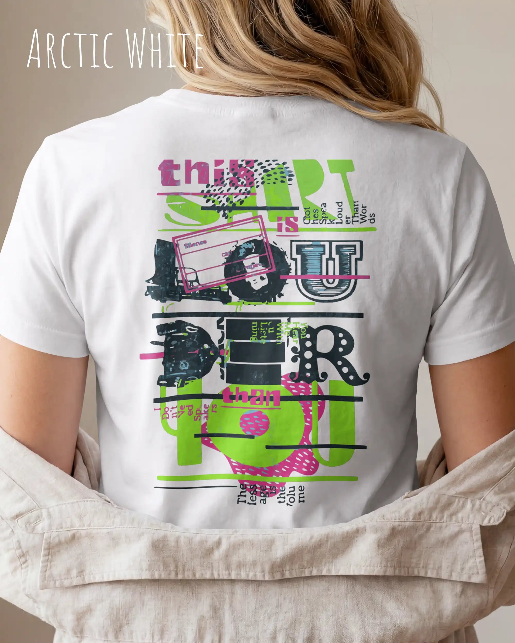 junge frau trägt ein design-t-shirt mit tailliertem schnitten in der farbe arctic white mit dem Motiv "this shirt is louder ..." auf dem rücken