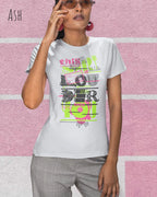 eine frau trägt ein design-t-shirt mit tailliertem schnitten in der farbe ash mit dem Motiv "this shirt is louder ..."