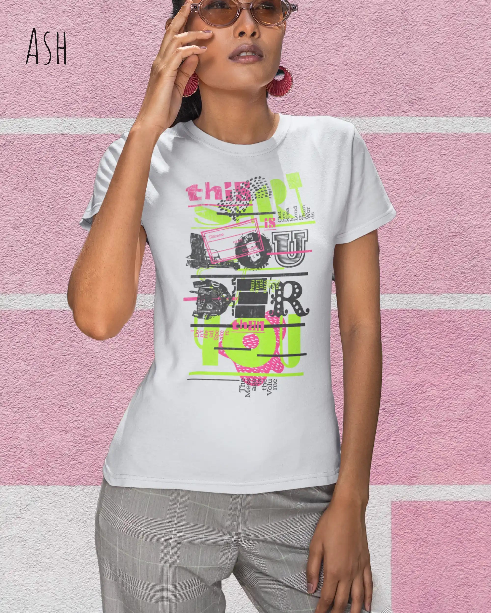 eine frau trägt ein design-t-shirt mit tailliertem schnitten in der farbe ash mit dem Motiv "this shirt is louder ..."