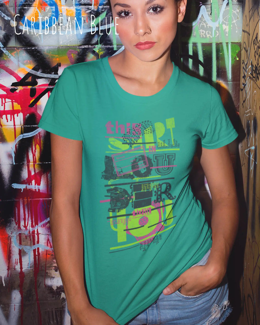 junge frau trägt ein design-t-shirt mit tailliertem schnitten in der farbe Caribbean blue mit dem Motiv "this shirt is louder ..."