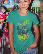 junge frau trägt ein design-t-shirt mit tailliertem schnitten in der farbe Caribbean blue mit dem Motiv "this shirt is louder ..."