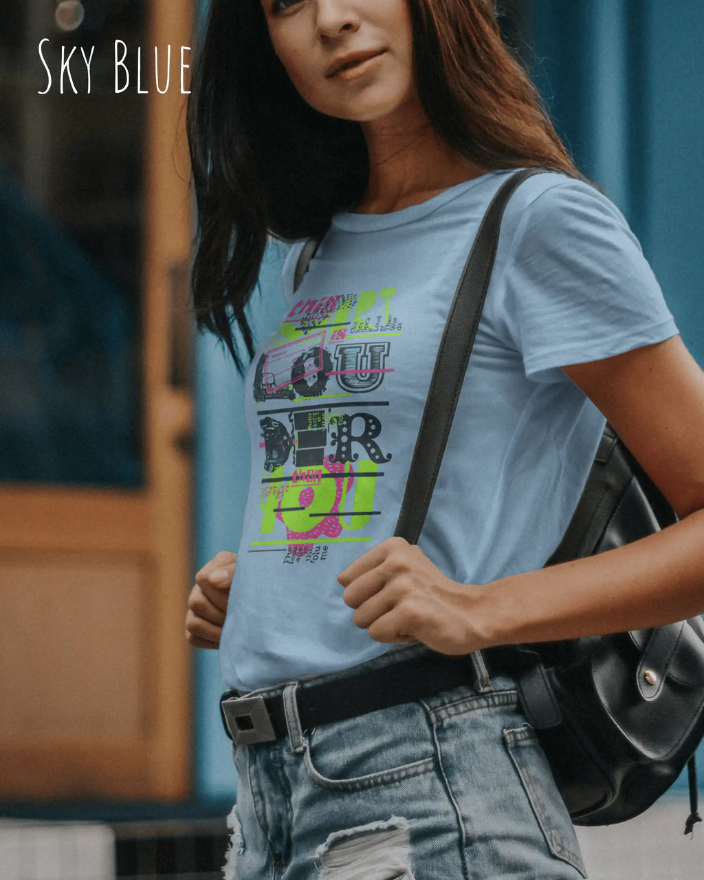 junge frau trägt ein design-t-shirt mit tailliertem schnitten der farbe sky blue mit dem Motiv "this shirt is louder ..."