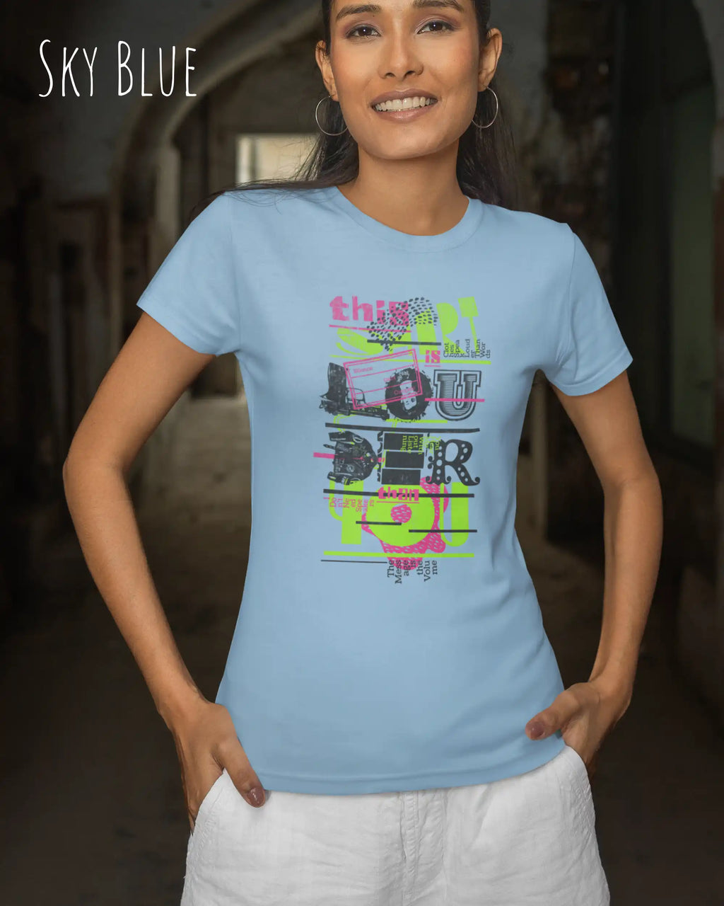 junge frau trägt ein design-t-shirt mit tailliertem schnitten in der farbe sky blue mit dem Motiv "this shirt is louder ..."