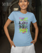 junge frau trägt ein design-t-shirt mit tailliertem schnitten in der farbe sky blue mit dem Motiv "this shirt is louder ..."