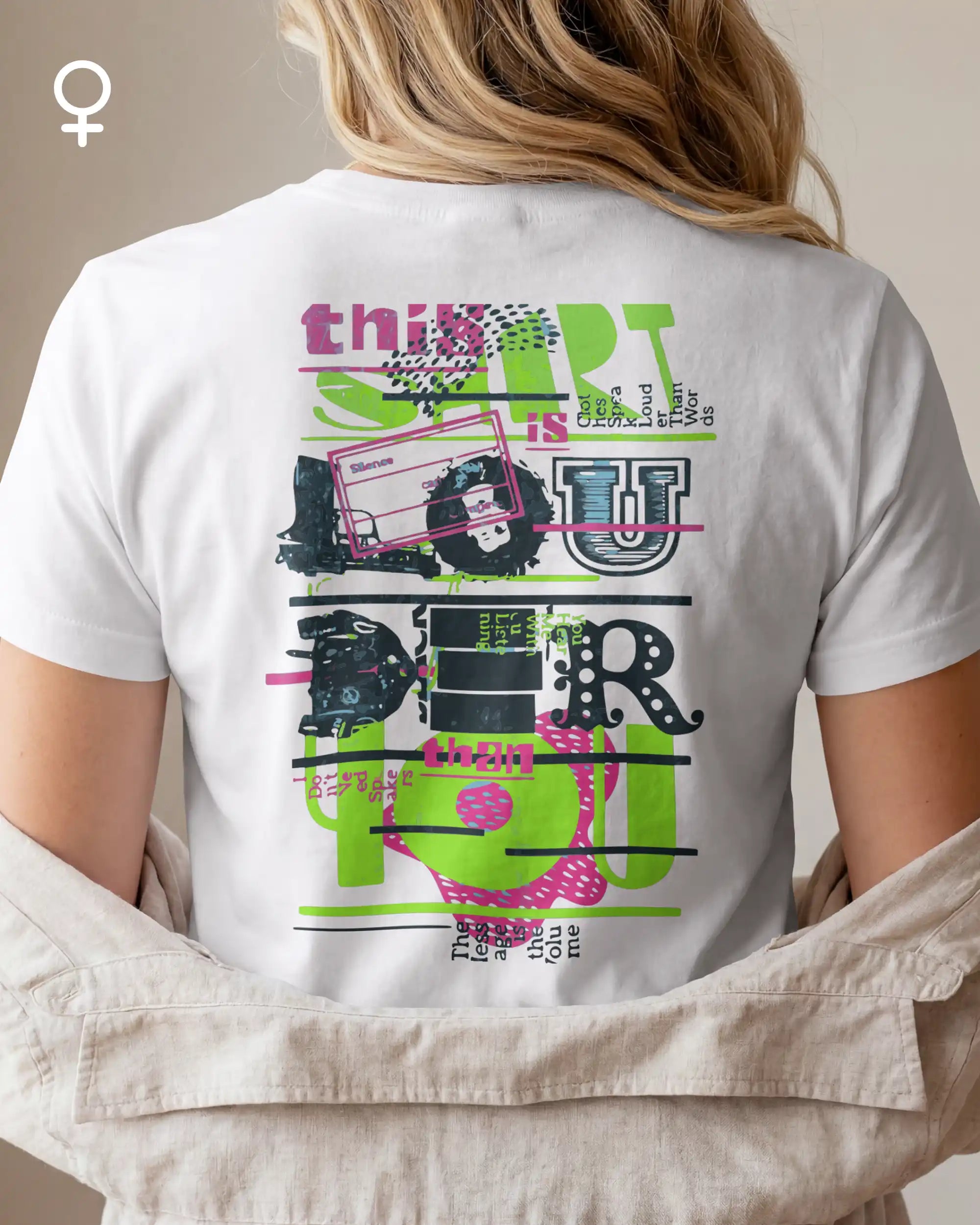 eine blonde frau trägt ein design-t-shirt mit tailliertem schnitten mit dem backprint "this shirt is louder ..."