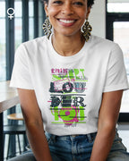 eine frau trägt ein design-t-shirt mit tailliertem schnitten  mit dem Motiv "this shirt is louder ..."