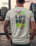 Mann trägt das Bio-Baumwolle T-Shirt Tee Jays Urban Luxury Tee 1150 in der Farbe cement mit dem Design LOUDER auf dem Rücken.