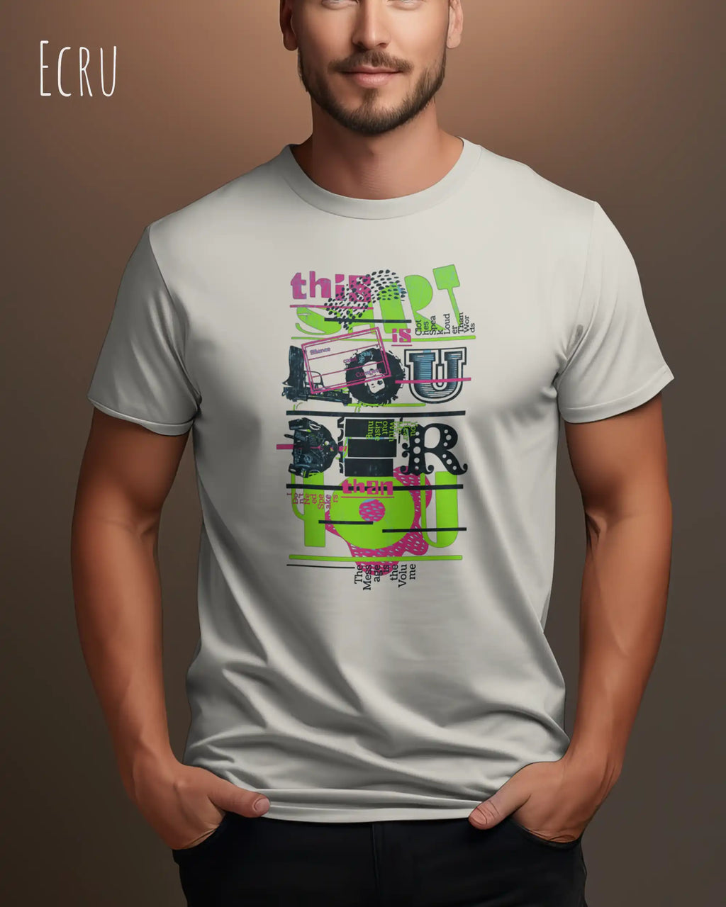 Mann trägt das Bio-Baumwolle T-Shirt Tee Jays Urban Luxury Tee 1150 in der Farbe ecru mit dem Design LOUDER auf der Vorderseite.