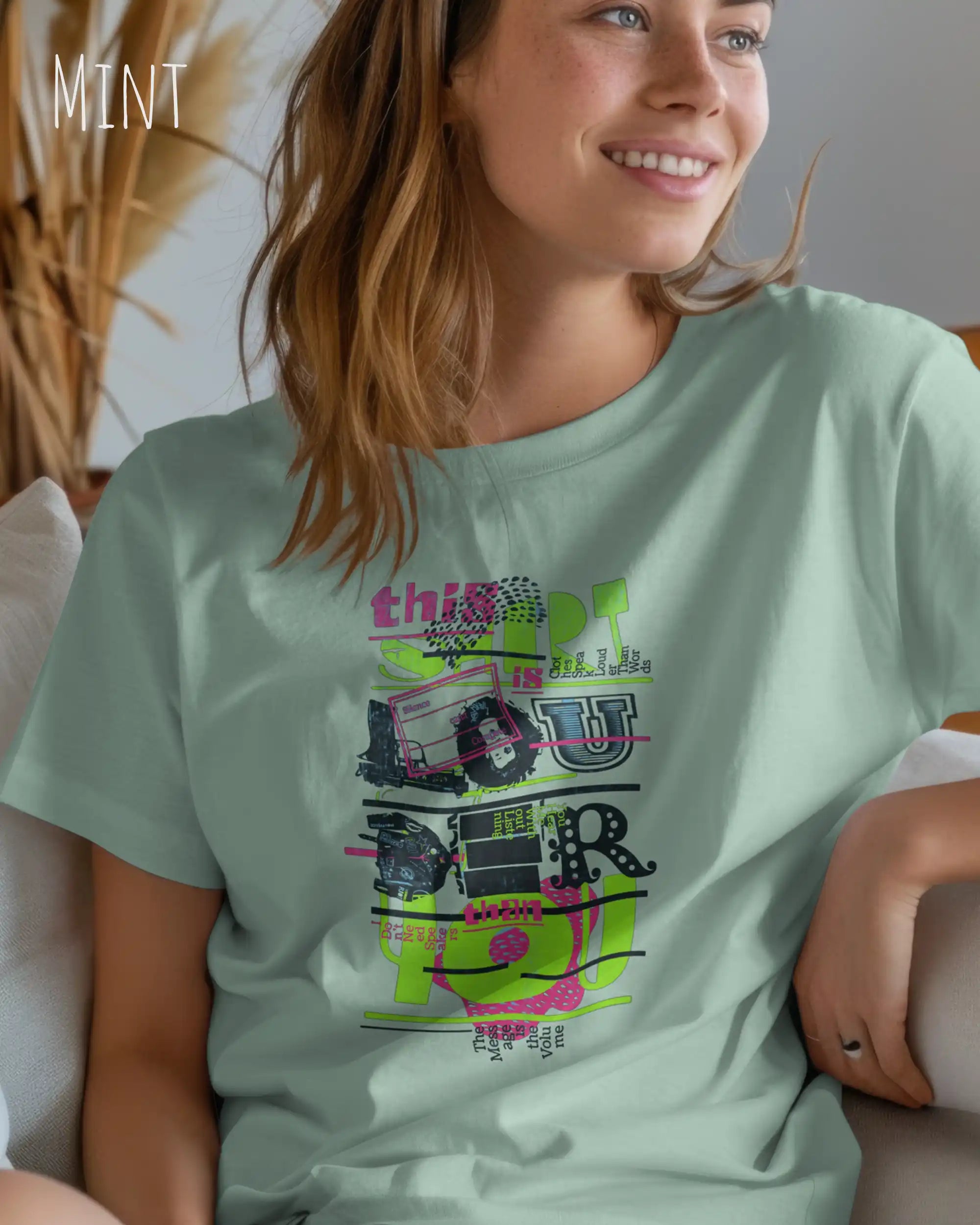 Frau trägt das Bio-Baumwolle T-Shirt Tee Jays Urban Luxury Tee 1150 in der Farbe mint mit dem Design LOUDER auf der Brust.