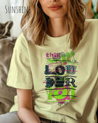 Frau trägt das Bio-Baumwolle T-Shirt Tee Jays Urban Luxury Tee 1150 in der Farbe sunshine mit dem Design LOUDER auf der Brust.