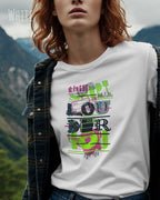 Junger Mann trägt das Bio-Baumwolle T-Shirt Tee Jays Urban Luxury Tee 1150 in der Farbe white mit dem Design LOUDER auf der Brust.