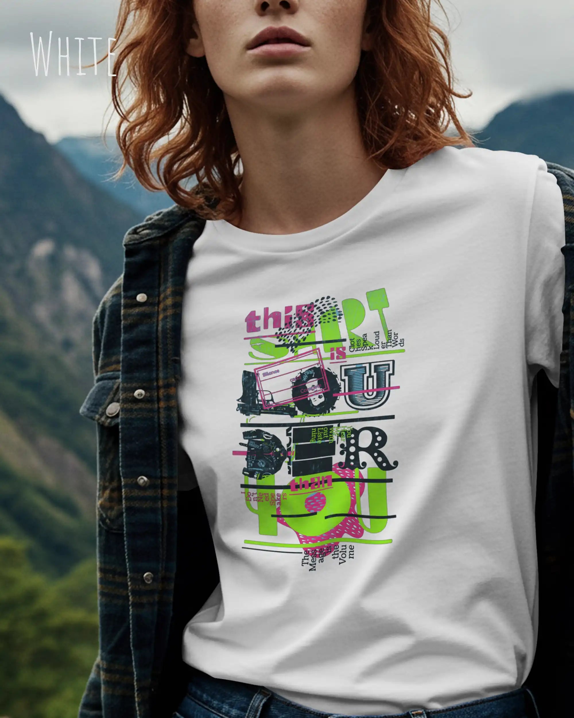 Junger Mann trägt das Bio-Baumwolle T-Shirt Tee Jays Urban Luxury Tee 1150 in der Farbe white mit dem Design LOUDER auf der Brust.