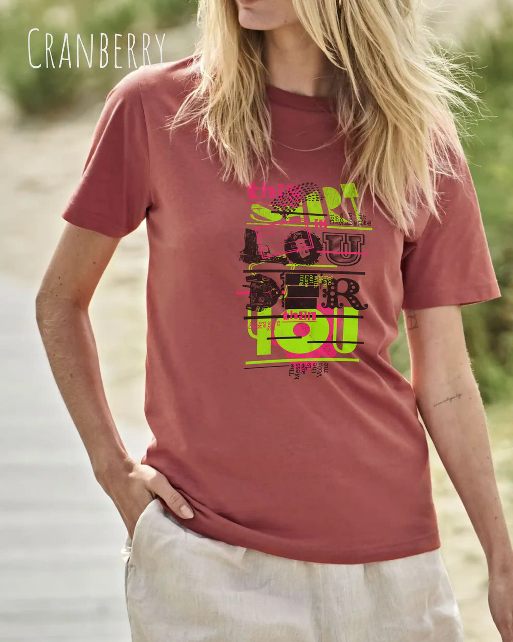 Frau trägt das Bio-Baumwolle T-Shirt Tee Jays Urban Luxury Tee 1150 in der Farbe cranberry mit dem Design LOUDER auf der Brust.