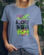 eine frau trögt ein damen t-shirt  in der farbe flint stone mit dem design "this shirt is louder than you".