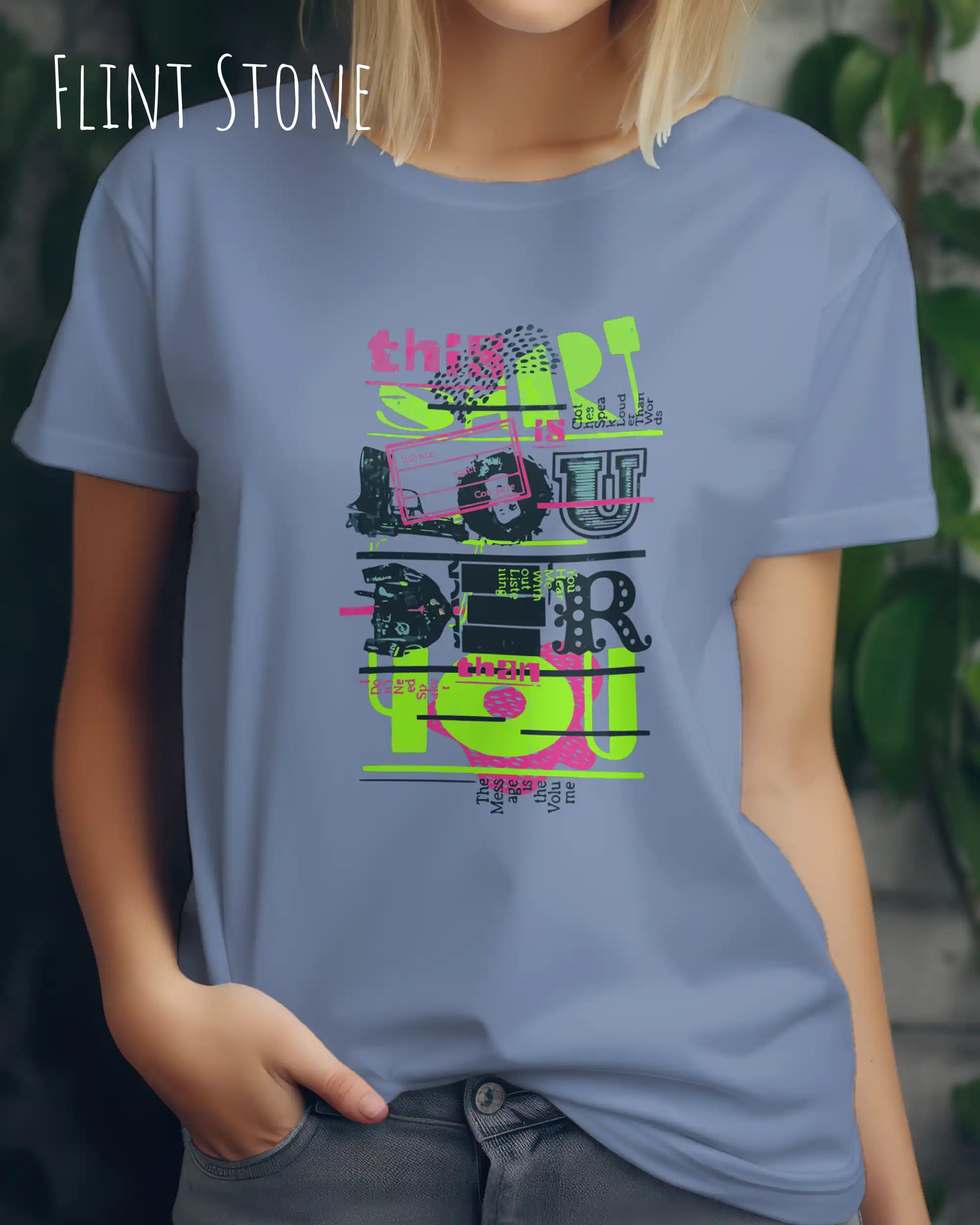 eine frau trögt ein damen t-shirt  in der farbe flint stone mit dem design "this shirt is louder than you".