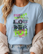 eine frau trögt ein damen t-shirt  in der farbe ice blue mit dem design "this shirt is louder than you".