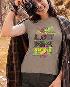 eine frau trögt ein damen t-shirt  in der farbe kit mit dem design "this shirt is louder than you".