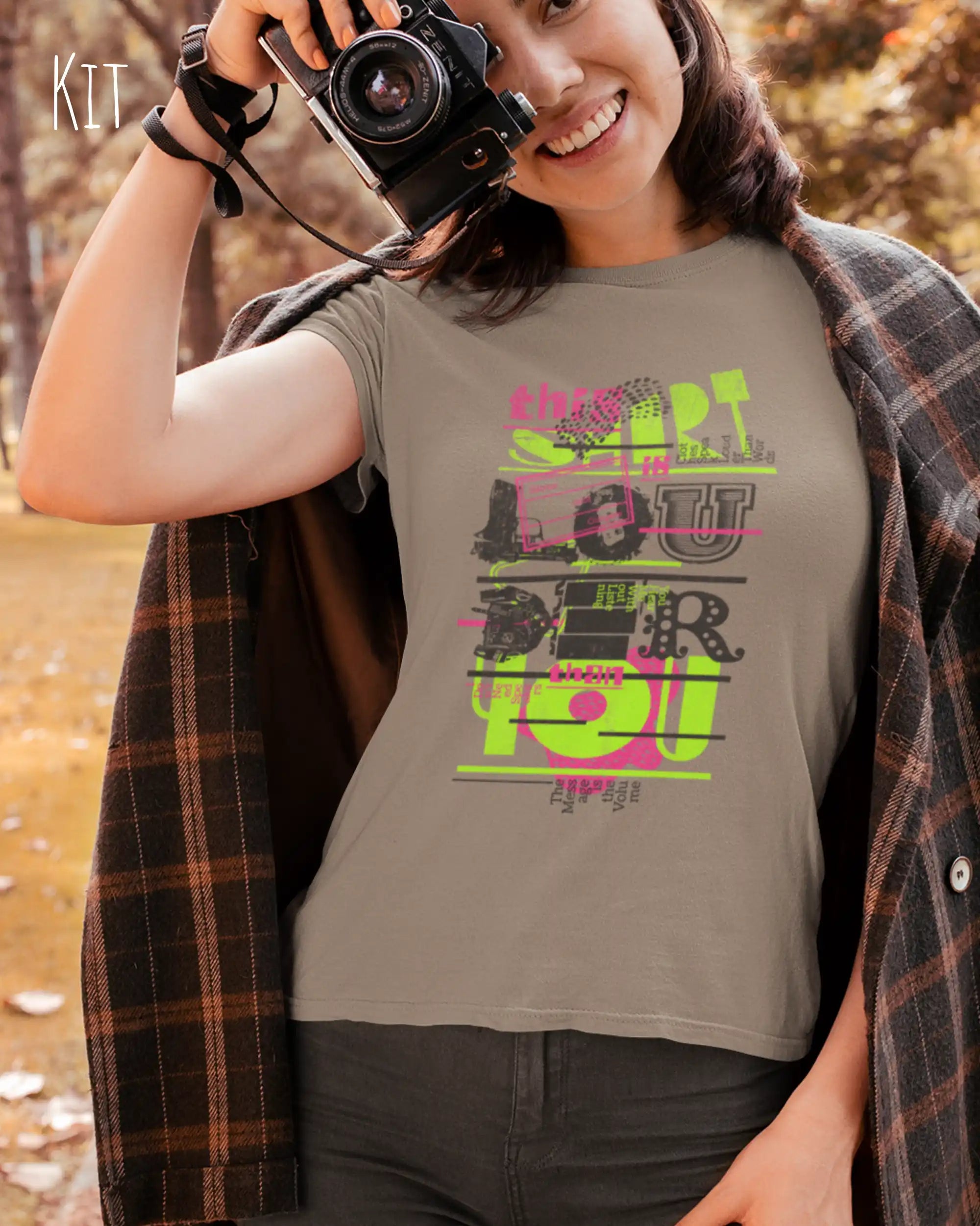 eine frau trögt ein damen t-shirt  in der farbe kit mit dem design "this shirt is louder than you".