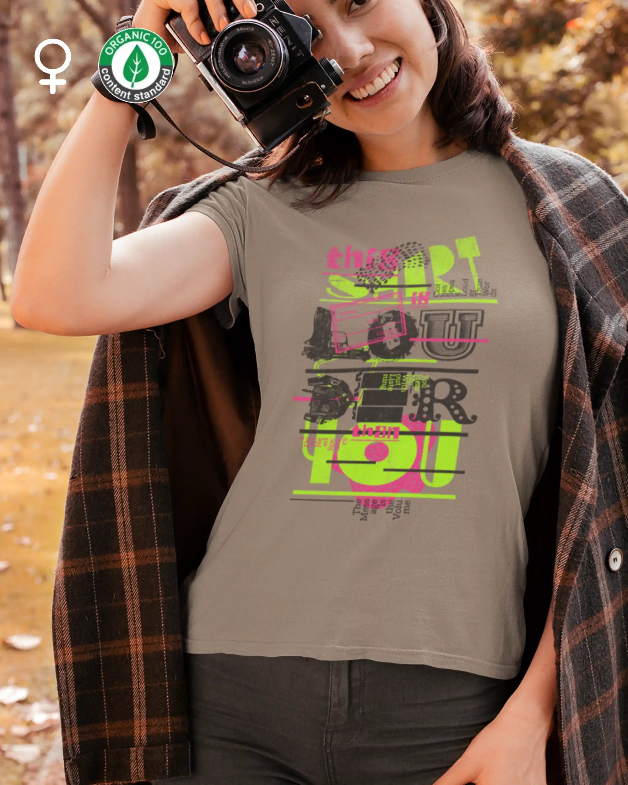 eine frau trögt ein nachhaltiges damen t-shirt mit dem design "this shirt is louder than you".