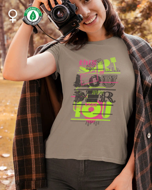 eine frau trögt ein nachhaltiges damen t-shirt mit dem design "this shirt is louder than you".
