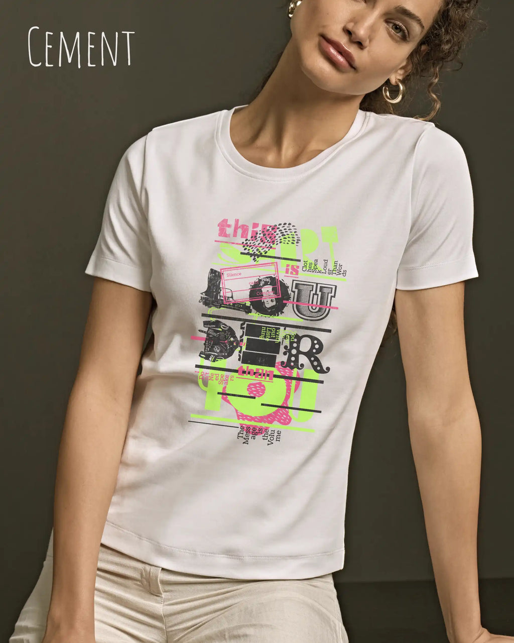 eine frau trögt ein damen t-shirt  in der farbe cement mit dem design "this shirt is louder than you".