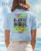 eine frau trögt ein damen t-shirt  in der farbe ice blue mit dem design "this shirt is louder than you" als backprint..