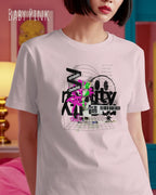 Frau trägt das leichte Sommer T-Shirt aus Baumwolle AWDis 150 T in der Farbe BABY PINK mit dem Design DELETE REALITY auf der Brust.