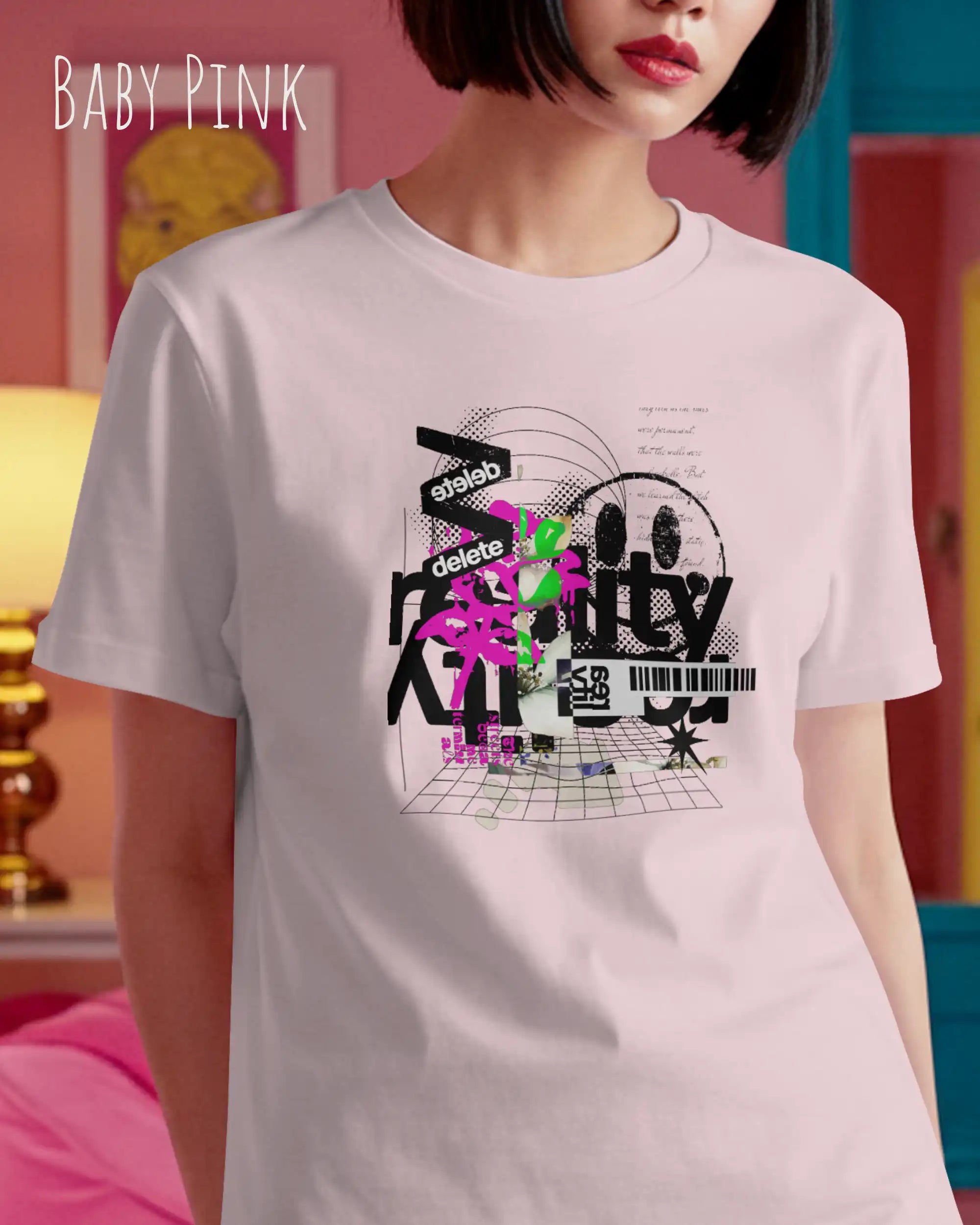 Frau trägt das leichte Sommer T-Shirt aus Baumwolle AWDis 150 T in der Farbe BABY PINK mit dem Design DELETE REALITY auf der Brust.