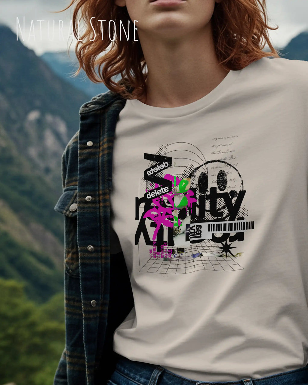 Junger Mann trägt das leichte Sommer T-Shirt aus Baumwolle AWDis 150 T in der Farbe NATURAL STONE mit dem Design DELETE REALITY auf der Brust.