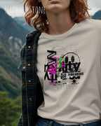 Junger Mann trägt das leichte Sommer T-Shirt aus Baumwolle AWDis 150 T in der Farbe NATURAL STONE mit dem Design DELETE REALITY auf der Brust.