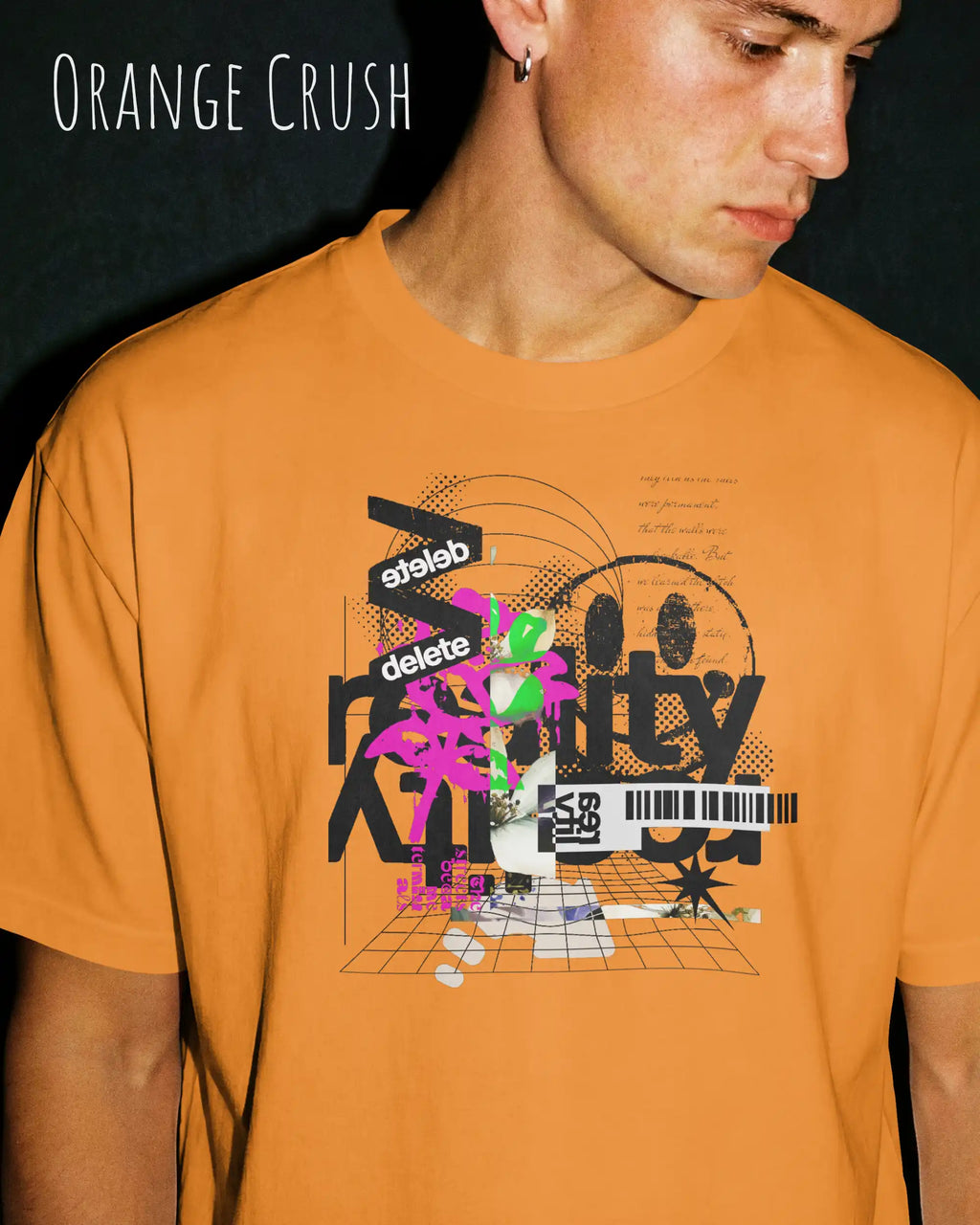 Mann trägt das leichte Sommer T-Shirt aus Baumwolle AWDis 150 T in der Farbe ORANGE CRUSH mit dem Design DELETE REALITY auf der Brust.