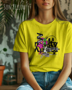 Frau trägt das leichte Sommer T-Shirt aus Baumwolle AWDis 150 T in der Farbe SUN YELLOW mit dem Design DELETE REALITY auf der Brust.