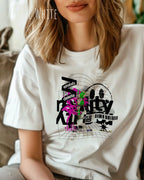 Frau trägt das leichte Sommer T-Shirt aus Baumwolle AWDis 150 T in der Farbe ARCTIC WHITE mit dem Design DELETE REALITY auf der Brust.